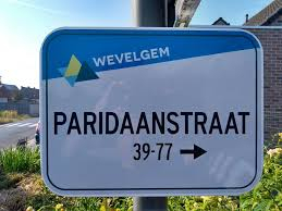 Straatbord met daarop de straatnaam Paridaanstraat nummer 39 tot 77