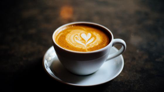horeca foto van een witte koffietas met daarin een hartje getekend van melk
