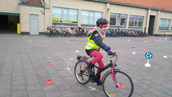 Kind volgt fietsbehendigheidsparcours