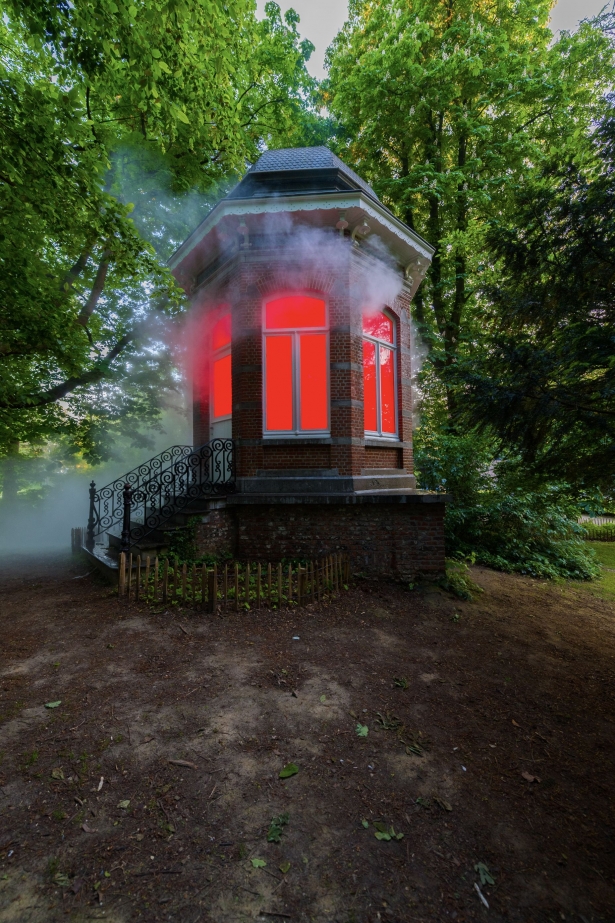Foto relais evenement. Park huisje dat rook uitblaast en helemaal rood verlicht is vanbinnen