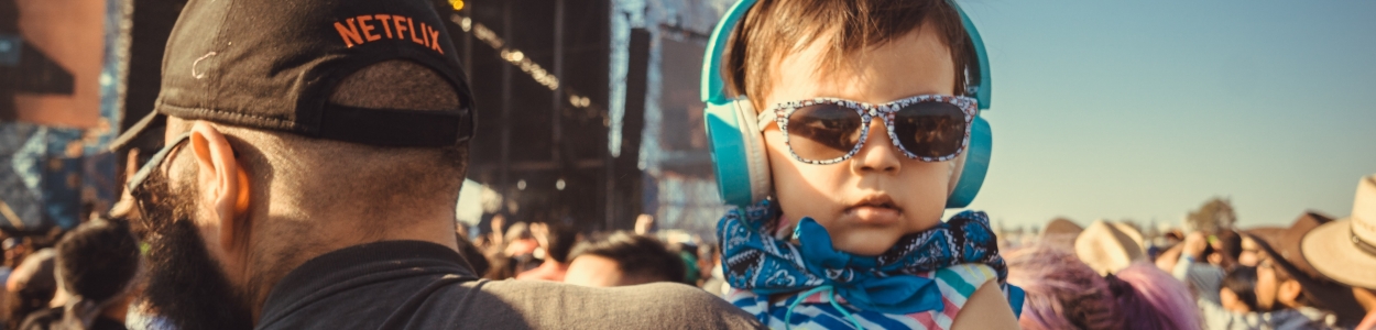 Foto van een kind met gehoorbescherming- kindvriendelijke evenementen