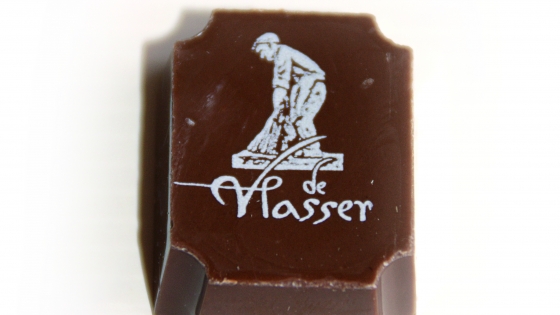 Foto van de Vlasserpraline uit  Het Chocoladehuis versierd met iemand die het vlas binnenhaalt