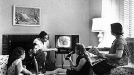 familie van de jaren 80 die naar tv kijkt