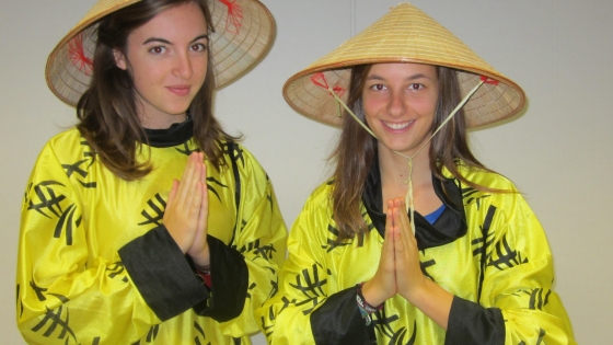 Foto van 2 meisjes verkleed als chinezen