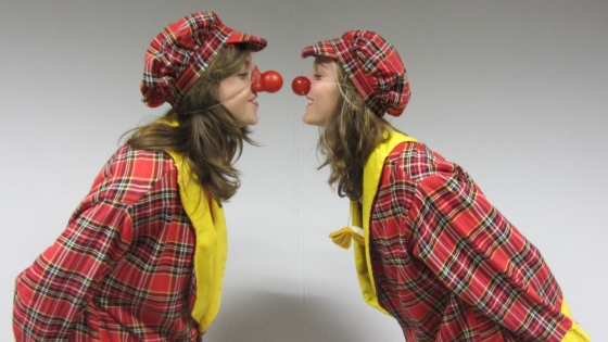 Foto van 2 meisjes verkleed als clown