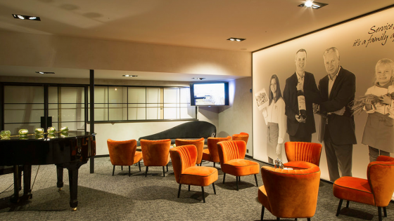onthaal van Hotel Cortina met oranje stoelen en een taflevoetbal 