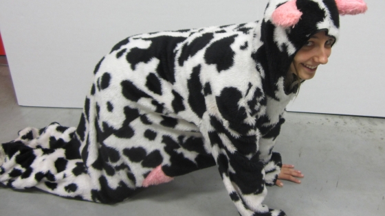 Foto van een meisje verkleed als koe