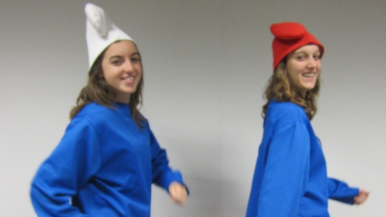 foto van 2 meisjes verkleed als smurf