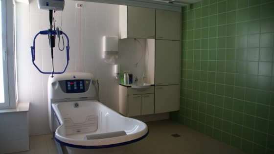 Foto van het bad dat je in iedere badkamer vindt speciaal ontworpen voor minder mobiele mensen