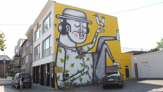 streetart op de zijgevel van een gebouw
