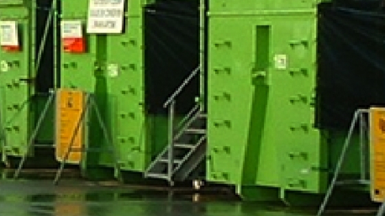 Foto van de groen containers in het recyclage park