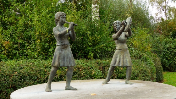 Kunstwerk van Michel Samyn van 2 kinderen die muziekinstrumenten bespelen