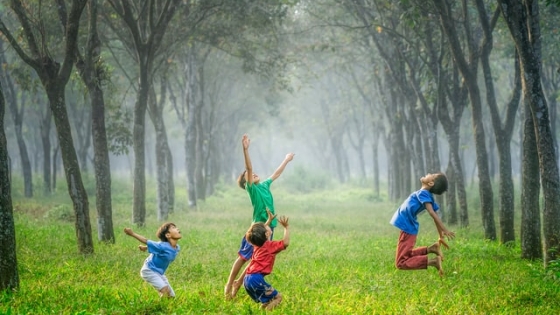 kinderen spelen buiten in de regen met bal