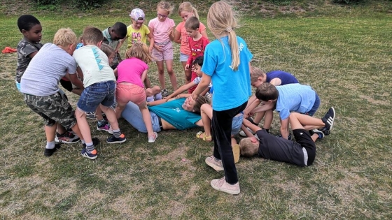 sfeerfoto haasje over: kinder die op hun leider springen