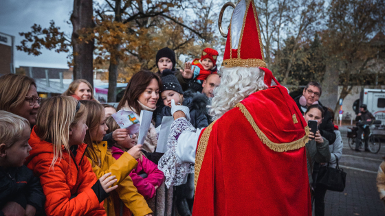 Sinterklaas zegt hallo tegen kindjes