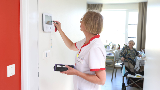 Verpleegkundige registreert in kamer bij bewoner van woonzorgcentrum