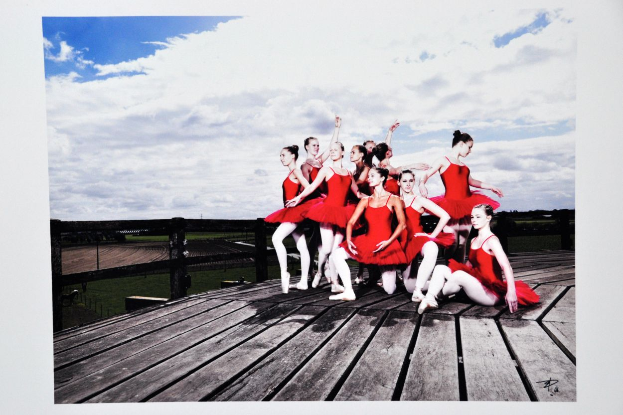 Foto van het kunstwerk van Joost Demuynck het is een foto van ballerina's op een uitkijk platform