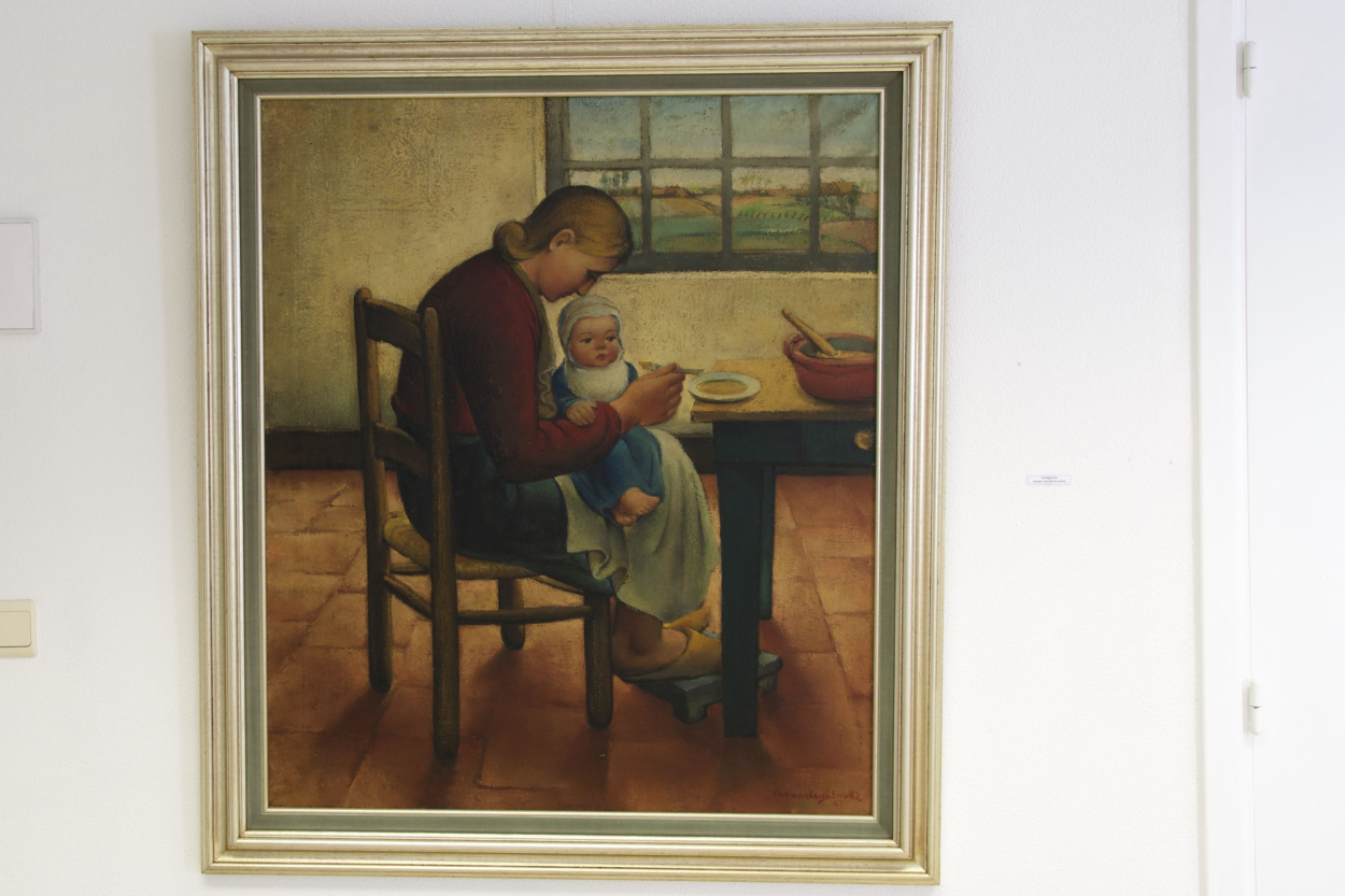 Kunstwerk van een moeder met haar kind op  haar schoot 