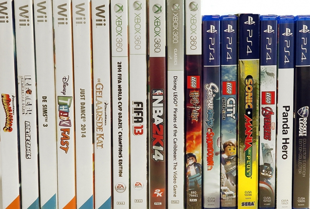 Foto van games voor de wii, de xbox en de ps4 met gekende namen zoals fifa, Nba en lego