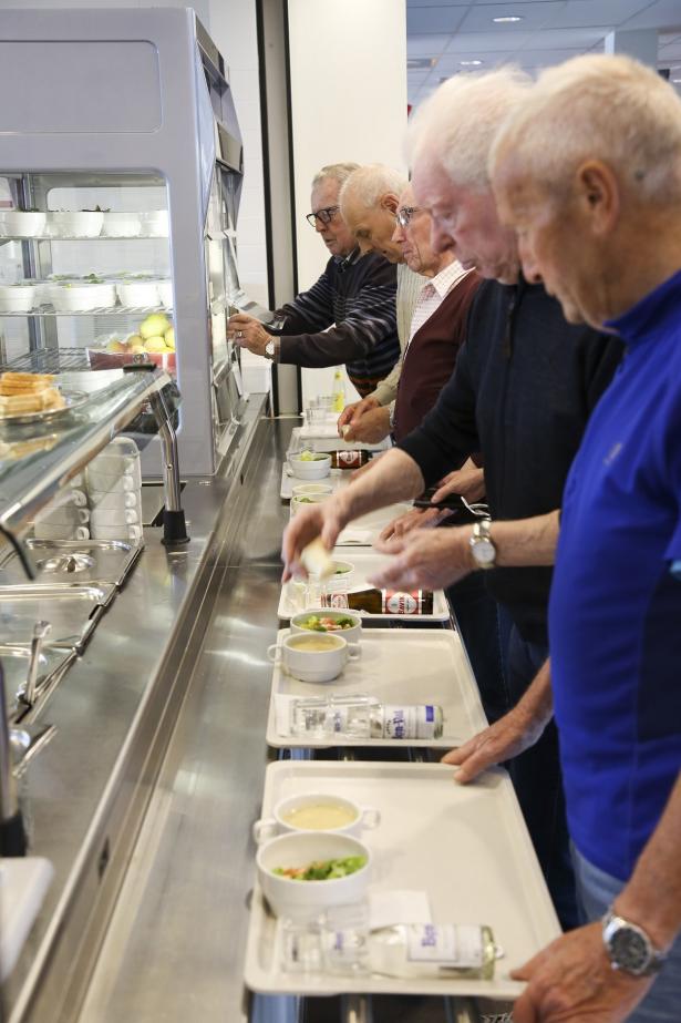 Foto van het mensen die aanschuiven om eten te krijgen in het restaurant van het woonzorgcentrum Ter Meersch
