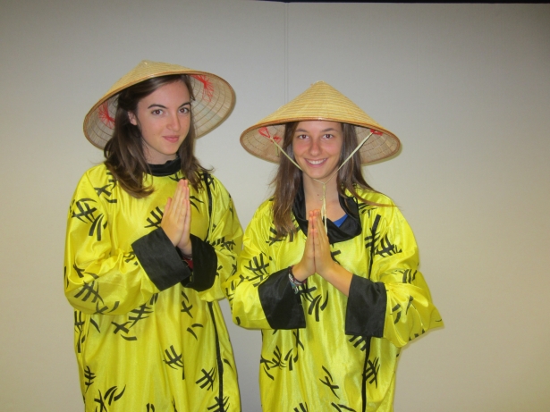Foto van 2 meisjes verkleed als chinezen
