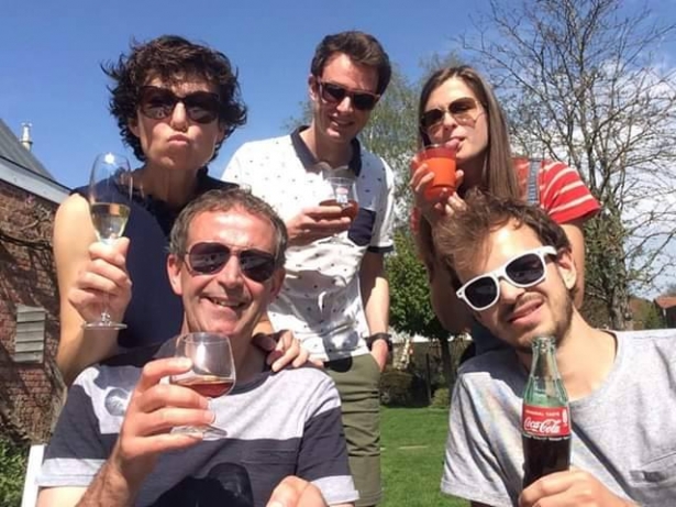 foto van het gezin Esme Verhaegen die er samen eentje op drinkt