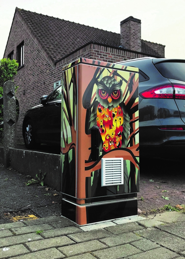 elektriciteitskast versierd met een uil in vurige kleuren door Ward Van Hee