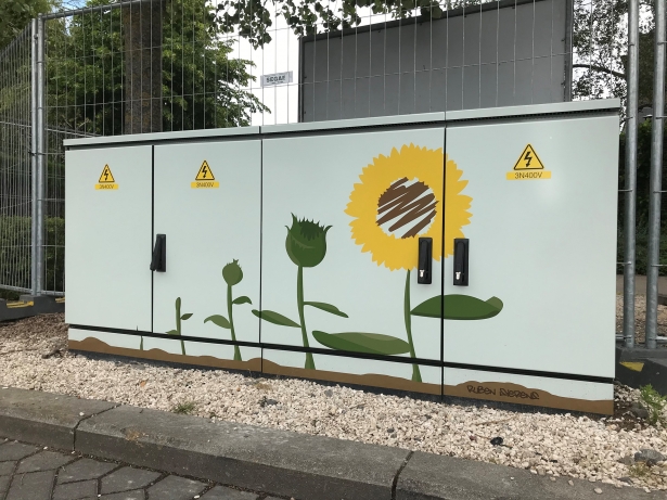 Elekriciteitskast aan de kerkstraat versierd met zonnebloemen door Ruben Sierens