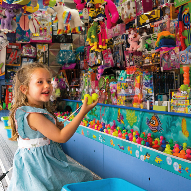 Lou aan het viskraam op de kermis in Moorsele