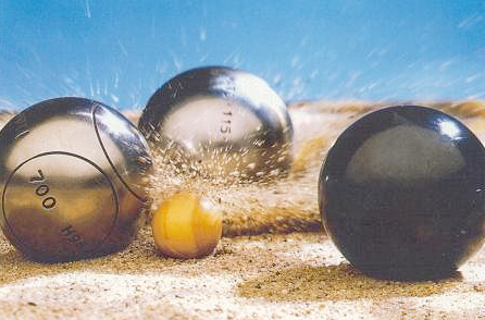 2 petanque ballen naast het kleine oranje balletje en aan de rechterkant een zwarte petanque bal