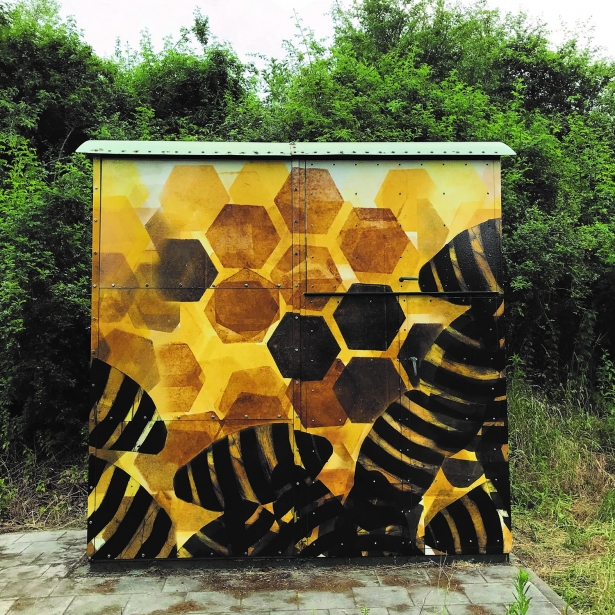 rijksweg versierd met bijen thema door Els Wydaeghe