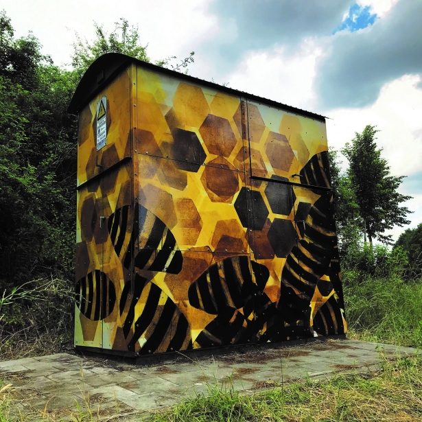 rijksweg versierd met bijen thema door Els Wydaeghe
