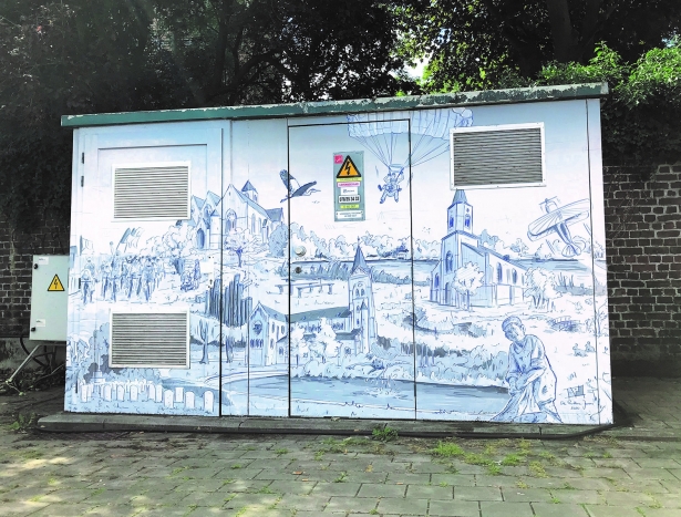 elektriciteitskast versierd met oude stad in graffiti door Jonas De Poortere