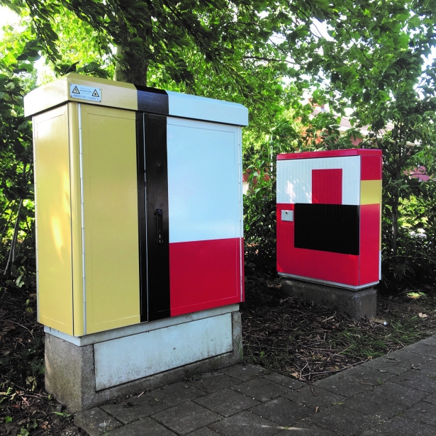 versierde elektriciteitskasten door Michel Samyn