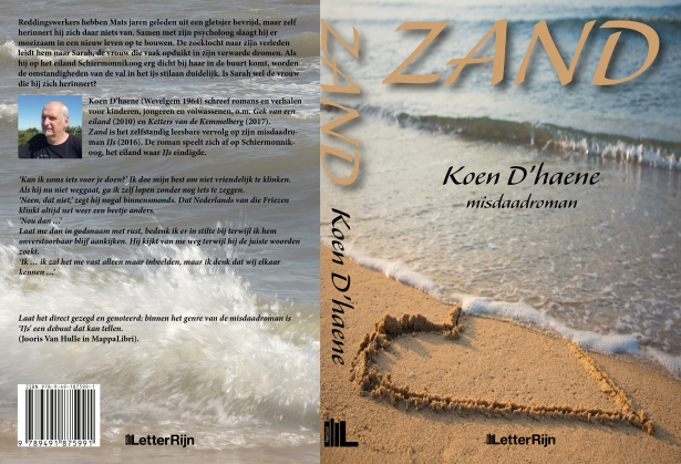 Cover van de misdaadroman zand met een hartje getekend in het zand naast het water door Koen Dhaene